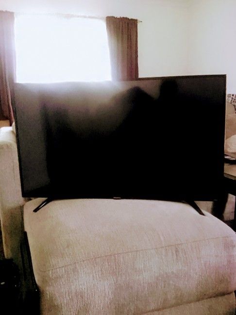 Hisense TV 43 Inch and Wall Mount $40