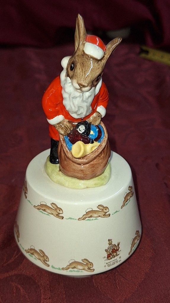 ROYAL DOULTON Santa Claus Bunnykins Rotating Music Box Plays White Christmas E3Q015