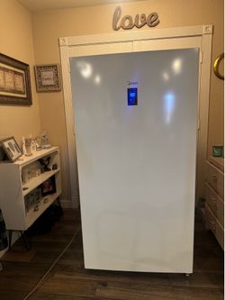 NICE!! Large 17 cubic upright freezer
