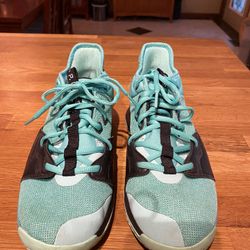 Nike - Paul George - Size 6.5Y