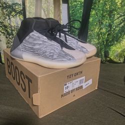 Yeezy (YZY) Quantum (QNTM) GREY (Lifestyle model) Size 10.5m With Box