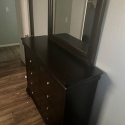 Dresser With Mirror 