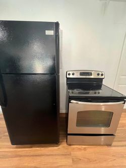 🔥 REFRIGERADOR + ESTUFA ELÉCTRICA 🔥  ✨ Dale un nuevo look a tu cocina con este combo en color negro.  🧊 Refrigerador Frigidaire  🍳 Estufa eléctric