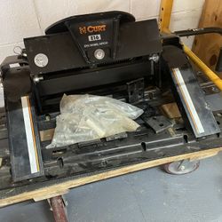 CURT E16 5th Wheel Hitch 