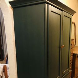 Beautiful Ethan Allen Style Armoire W/Mirror 