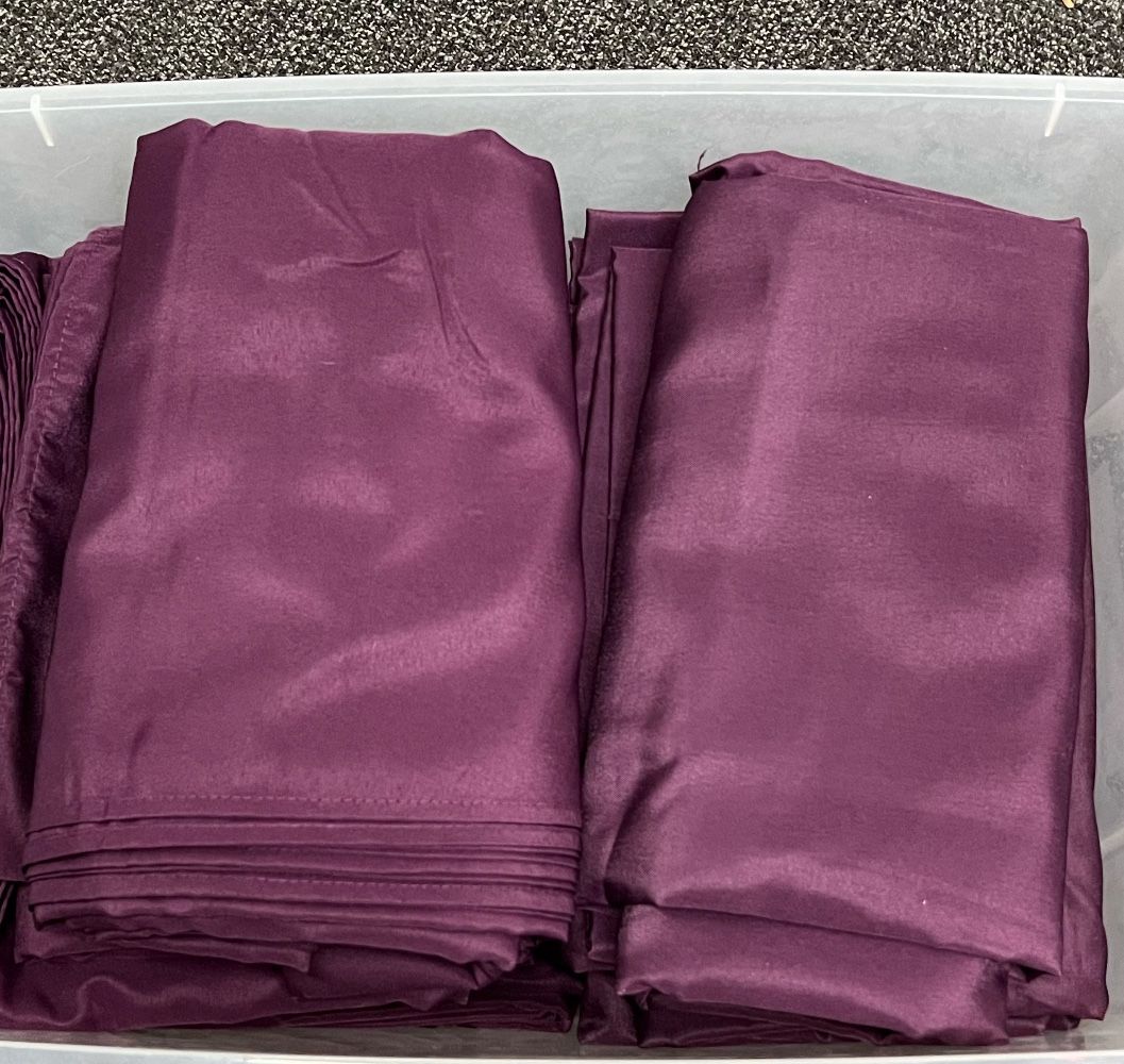 7 X Wine Rectangular Tablecloth 90” X 156”