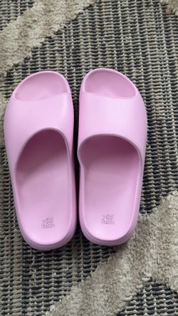 WOMENS PINK SLIDE IN SANDALS IN A SIZE 8 BY WILD FABLE. BRAND NEW BUT NO BOX
