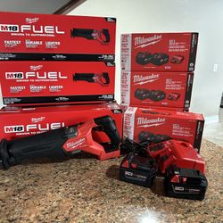 Milwaukee Saw saw And 2 Batteries Combo