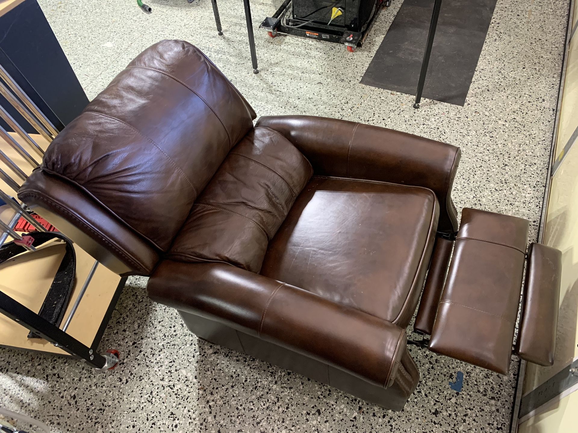 Lazyboy reclining Carleton brown leather chair. for Sale in Yorba