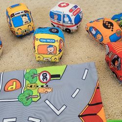 Melissa & Doug Take-Along Town Play Mat (19.25 x 14.25 inches) with 7 Soft Vehicles