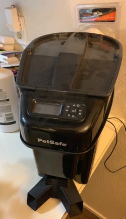 Dog food dispenser