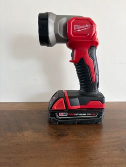 NEW Milwaukee M18 Flashlight w/Battery