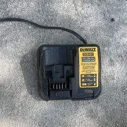 DeWalt DCB107 20 Volt Charger 