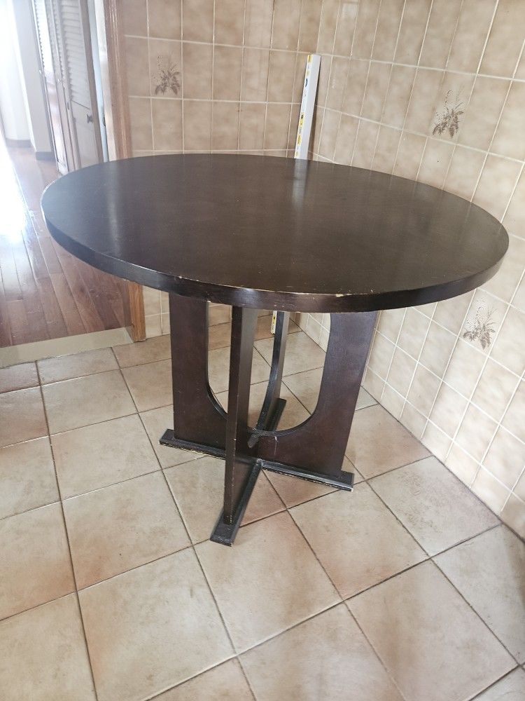 Round Wooden Dining Table – Sturdy & Classic Design