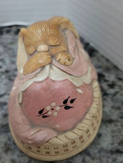 Pendelfin Rabbit “Poppet” Figurine Pink Bedding Hand Painted Made In England