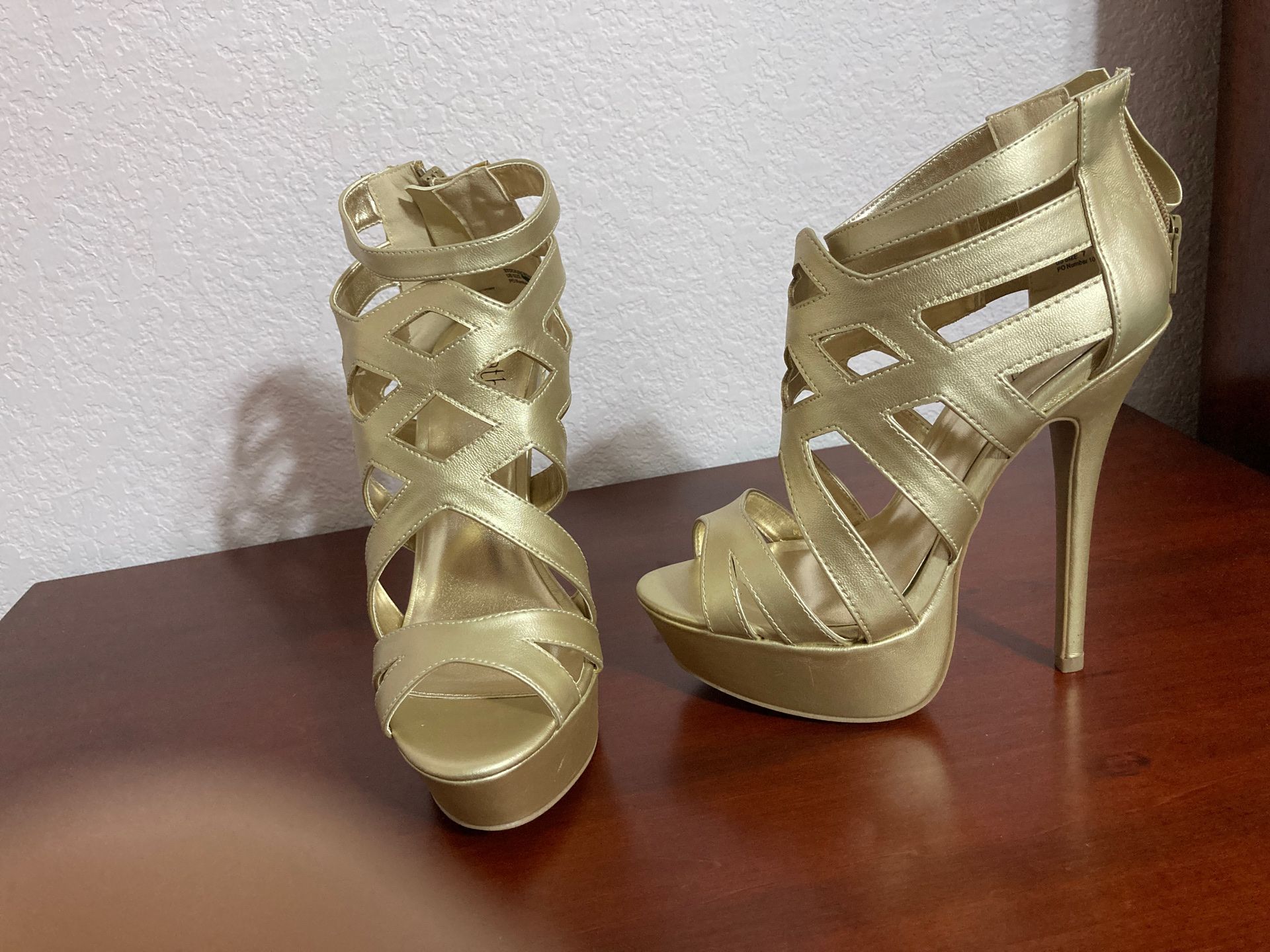 Cathy gold metallic heels size 7
