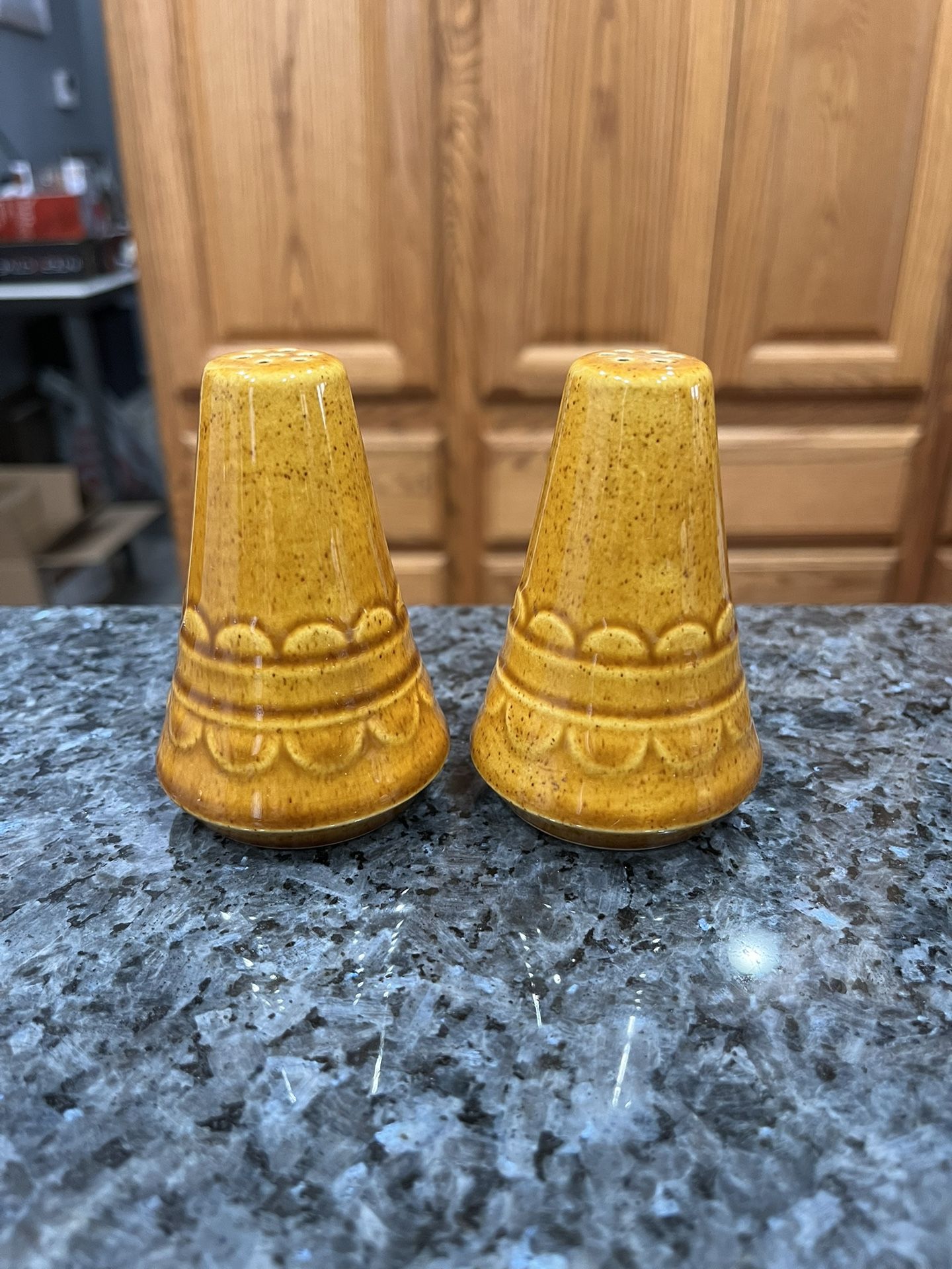 Ceramic Vintage Homer Laughlin Golden Harvest Pair of Salt and Pepper Shakers Set. Amber Honey color with scalloped design. Preowned
