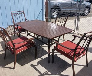 PRICE REDUCED Patio table w/4 chairs