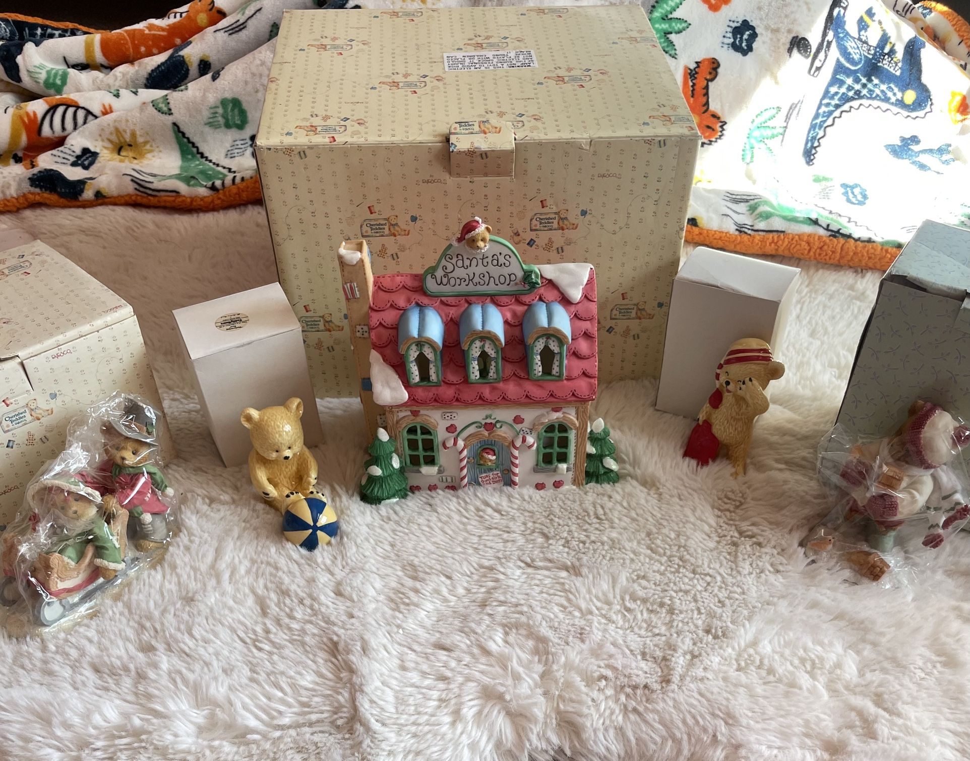 Cherished Teddies Christmas Lighted House with Santa’s Workshop Displayers&Elves