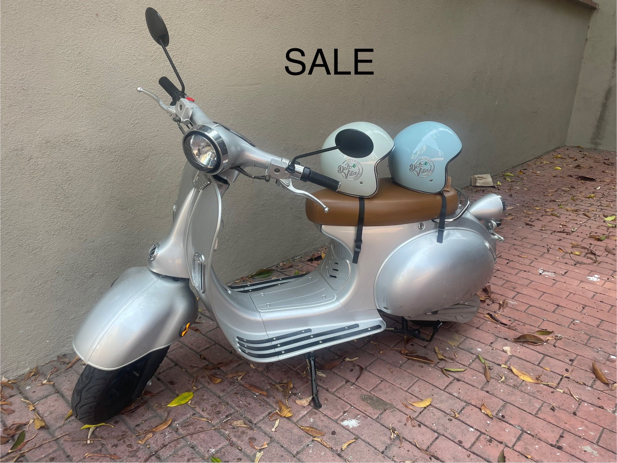 Electric Vespa Scooter + Helmets ❤️