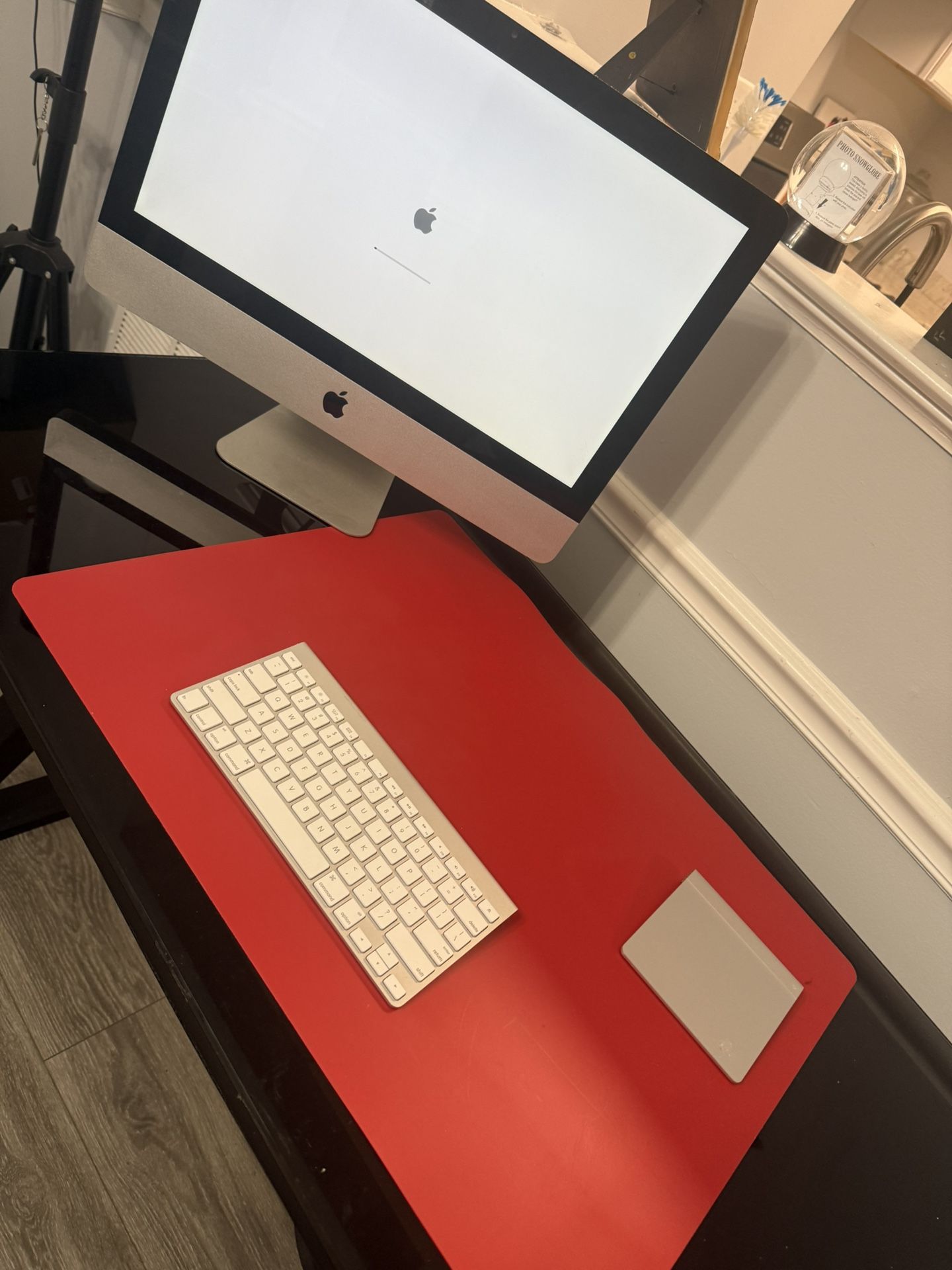 ¡Mac 21.5" Model macOS 10.13.6 With Computer Desk