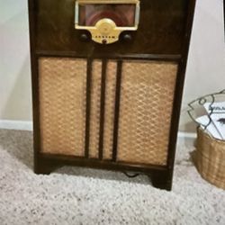 Antique AM Radio Cabinet