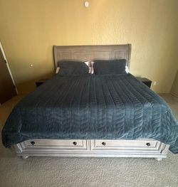 King New Classic "Allegra" Wood Storage Bed & 14" Beautyrest Gel Memory Foam Mattress