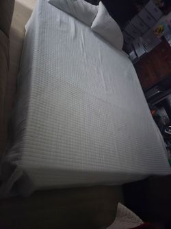 Bed with two matreses and a box spring tamaño king