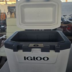 Igloo chest cooler