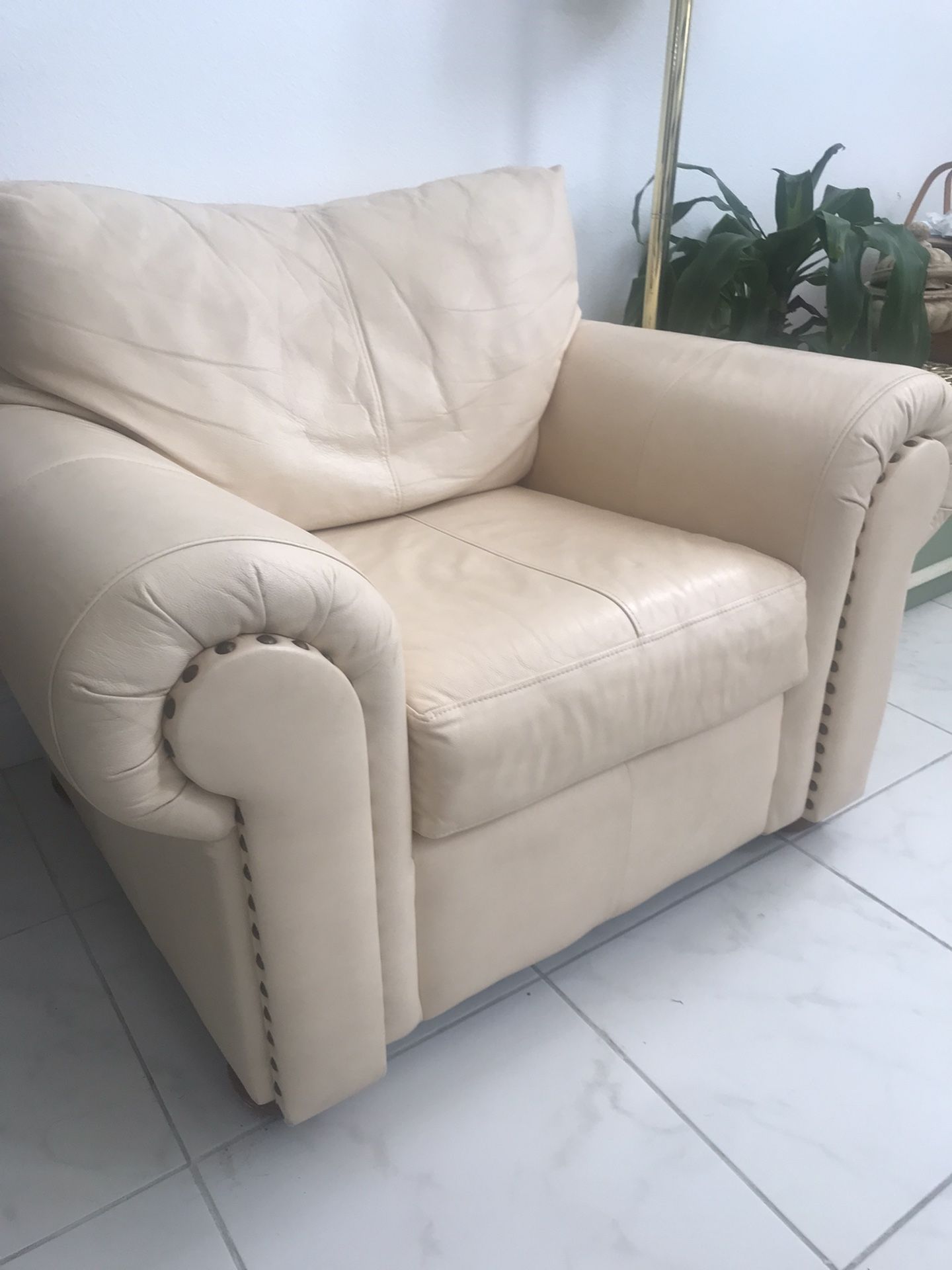 Sofa King Comfortable Cream Klaussner Armchair For Sale! Free Local Delivery 🚚