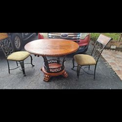 SOLID OAK ROUND DINIÑG TABLE AND TWO CHAIRS