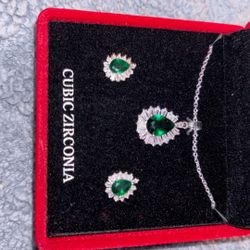 Beautiful Green Necklace And Earring Set New In Box $50 