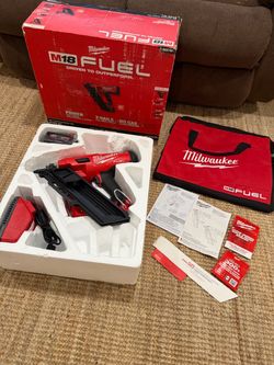 New Milwaukee M18 FUEL 30° Framing Nailer Kit 2745-21 with battery XC 5.0