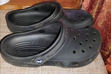 FIRM IN MERCED‼️WOMEN'S CROCS SIZE 8