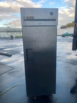 True TGN-1R-1S Reach-In Solid Swing Door Refrigerator, 28-3/4" Wide Nice!