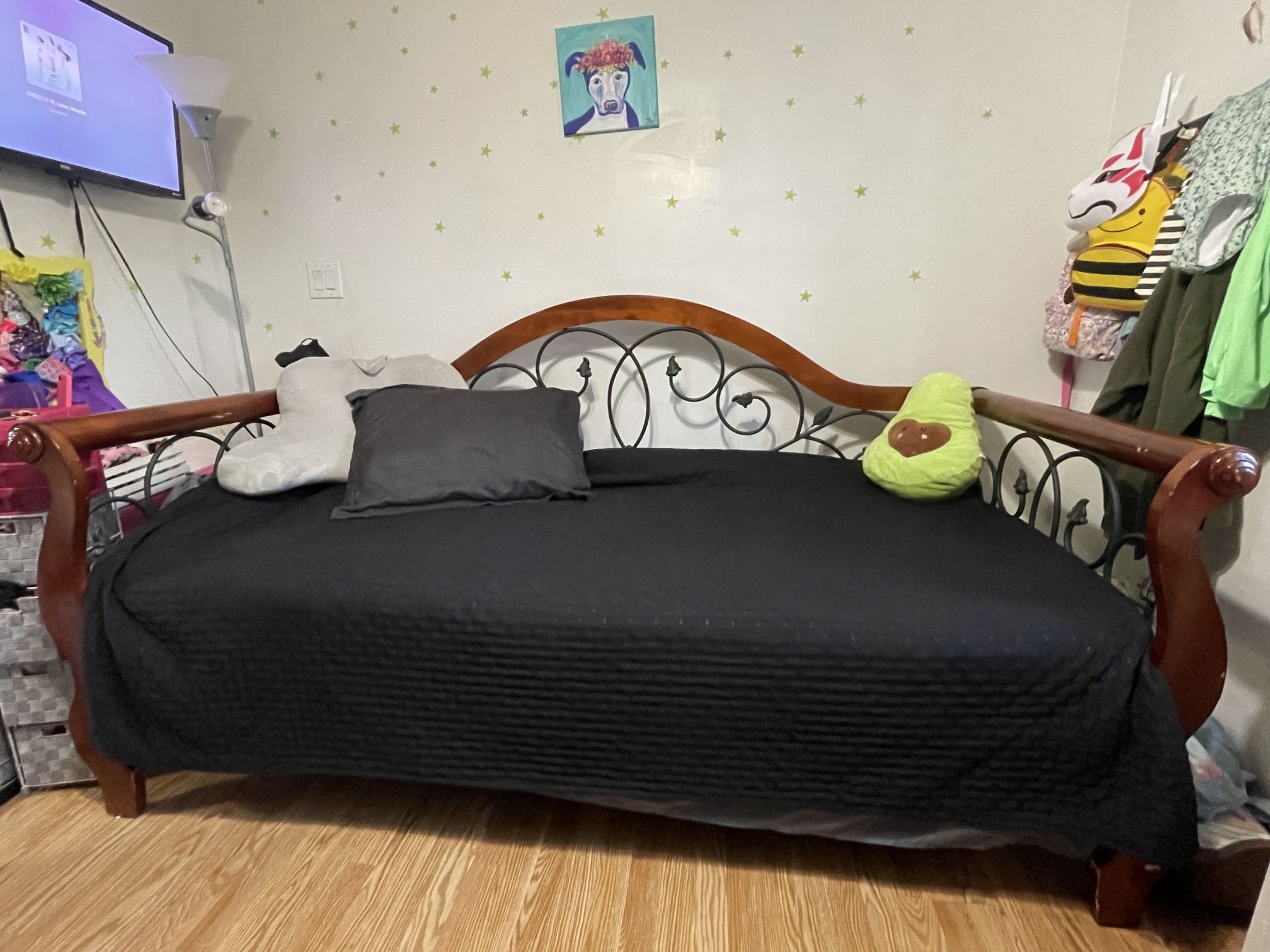 Vintage Solid Wood Trundle Daybed With Iron Leaf Details