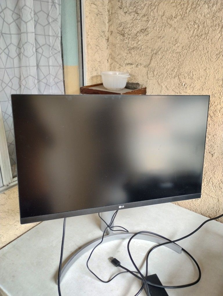 LG 27 UK650-W 4K Monitor