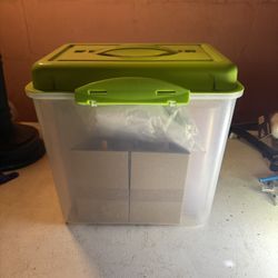 Tie-dye kit with container