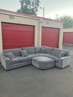 Large Gray Sectional w/Ottoman 