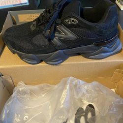 New Balance Sneaker Size 8 Mens US  Black