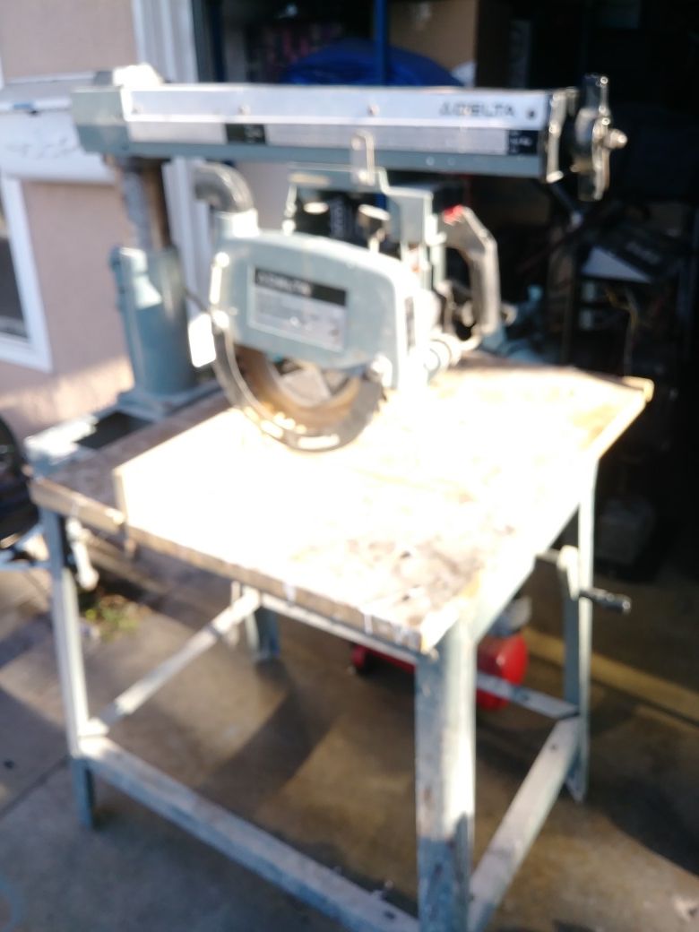 DELTA model 10 deluxe radial arm saw with automática brake