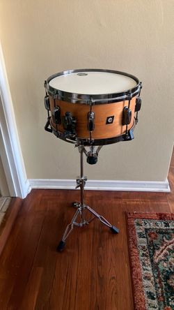 Snare Drum with Stand and Drum Key