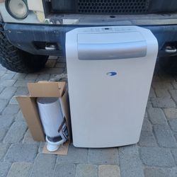 LIKE NEW WHYNTER 14,000 BTU AIRCONDITIONER WITH WINDOW ACCESSORIES VERY POWERFUL