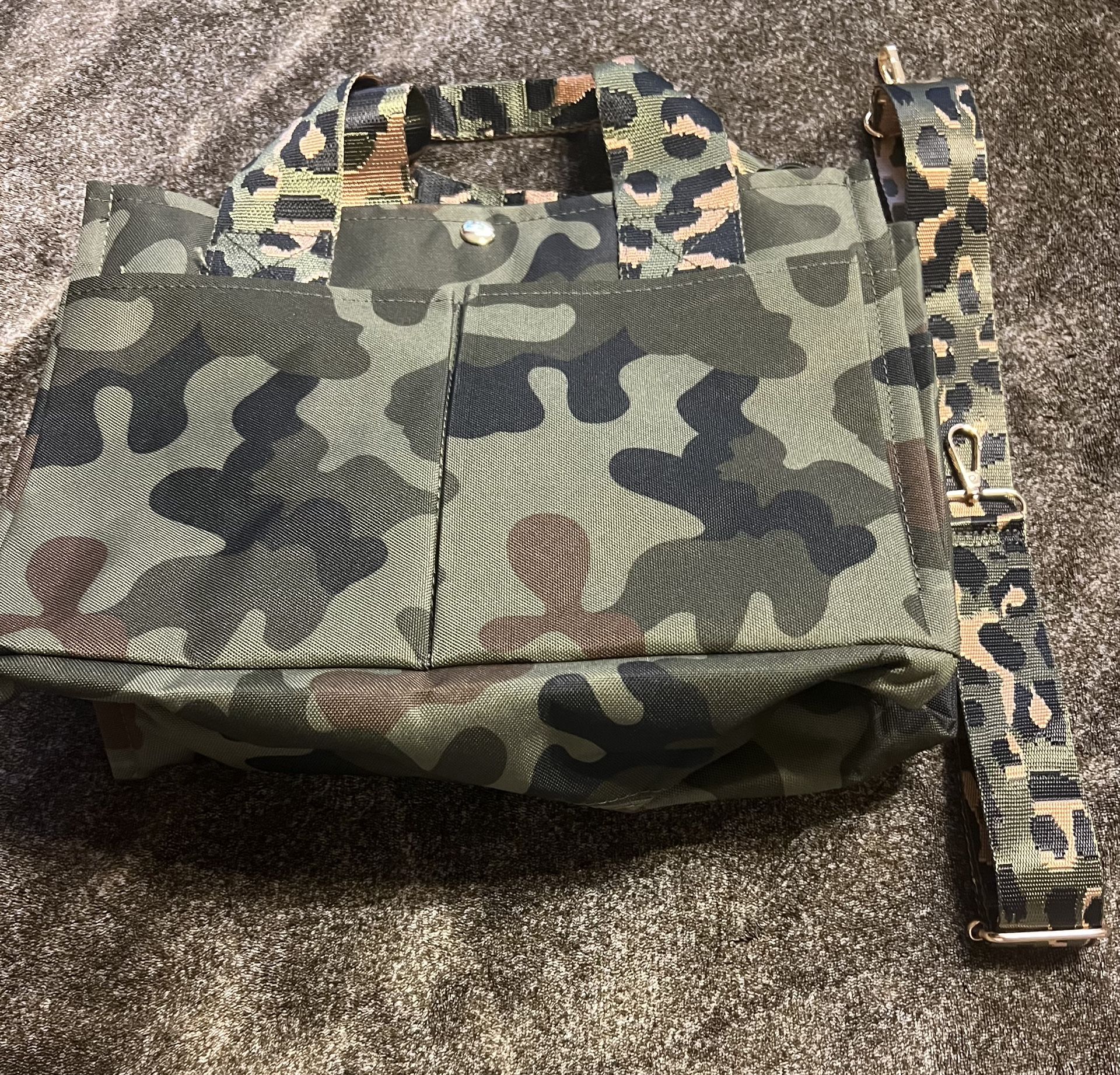Camouflage Purse With Outside Pockets On Both Side And Zip (read Below)