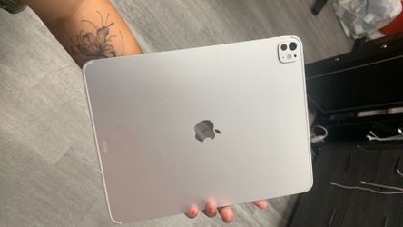 iPad pro 13 inch lte and Wi-Fi 256gb m5