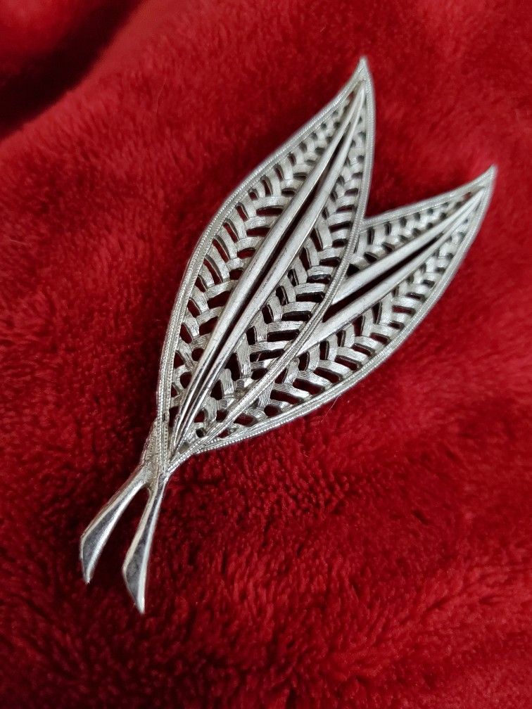 Vintage JJ Signed Silvertone Leaves Brooch