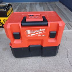 VACUUM MILWAUKEE M12 TOOL ONLY 