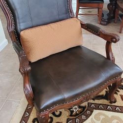 High End Traditionally Living Room  Furniture 