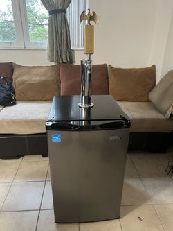 Kegerator One tap For a Slim Keg Or 1/4. Brand :  Levella Brand . Co2 Tank abd Keg Are Not Include 