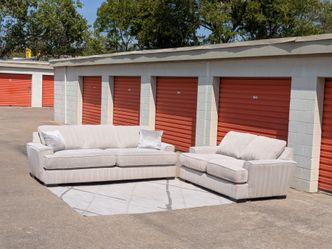 *FREE DELIVERY!* RAYMOUR & FLANIGAN SOFA AND LOVESEAT SET
